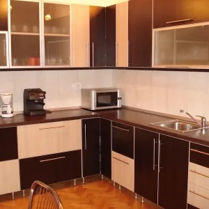 bucătărie la comandă cu fețe gri mat și blat de quartz alb