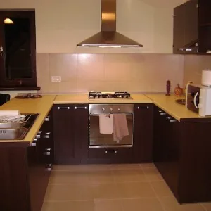 detaliu balama soft-close pe ușă de dulap din MDF vopsit