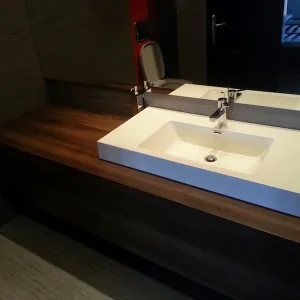 detaliu mâner din aluminiu mat pe ușă de dulap antracit